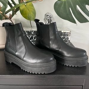 Steve Madden Brand New/ Never Worn Steve Madden Platform Boot